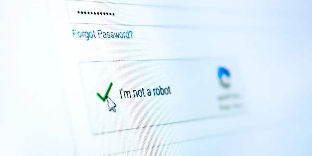 Prikaz CAPTCHA provere sa tekstom 'I'm not a robot', gde korisnik potvrđuje autentičnost klikom na checkbox.
