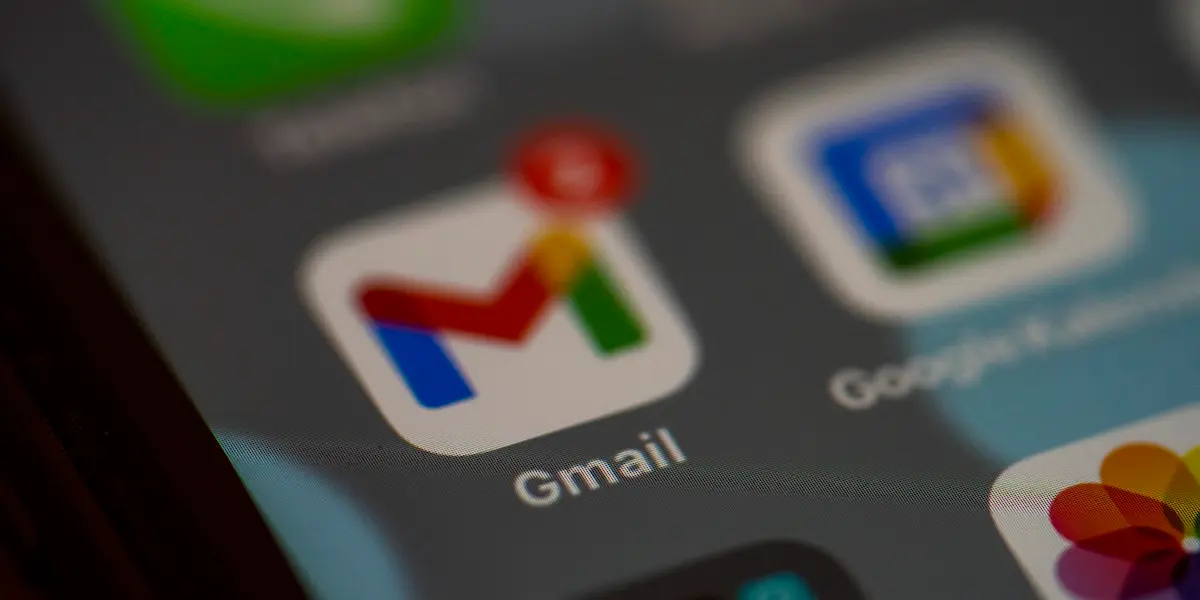 Gmail aplikacija na pametnom telefonu kao deo pouzdanih hosting paketa za poslovnu e-poštu